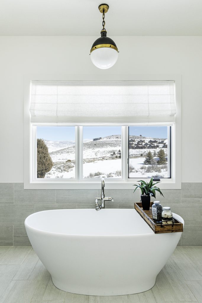 Small bathtub on the shower room